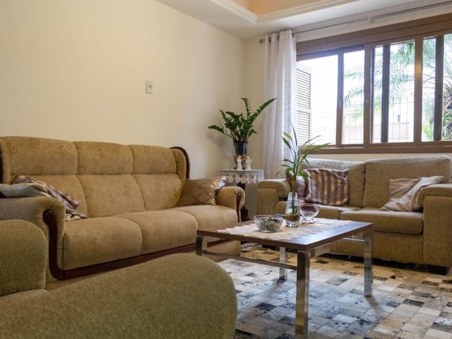 Casa com 300m² 5 quartos e 4 banheiros, à venda, no bairro Três Vendas em Pelotas