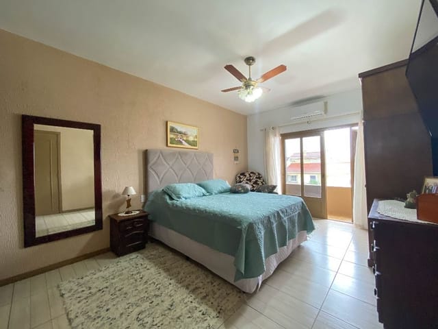 Casa com 300m² 5 quartos e 4 banheiros, à venda, no bairro Três Vendas em Pelotas