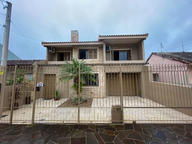 Casa com 300m² 5 quartos e 4 banheiros, à venda, no bairro Três Vendas em Pelotas