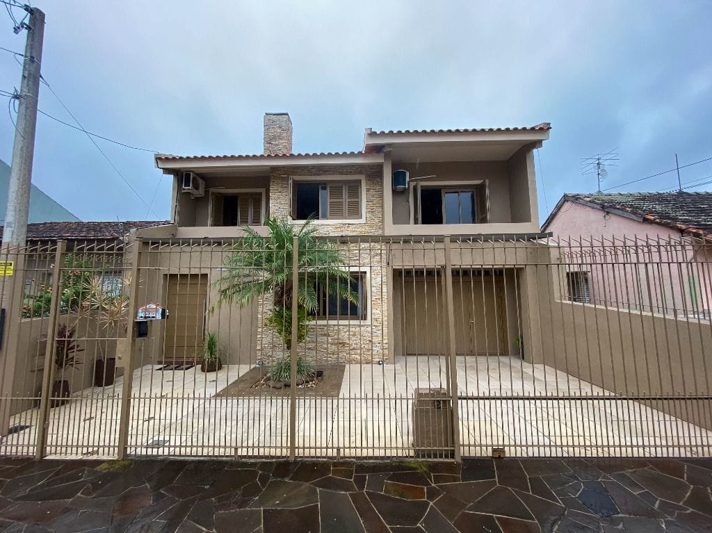 Sobrado de alto padrão com 320m², 5 dorms (1 suíte com hidro), lareira, gourmet, cinema, piscina aquecida e energia solar. Conforto e sofisticação!