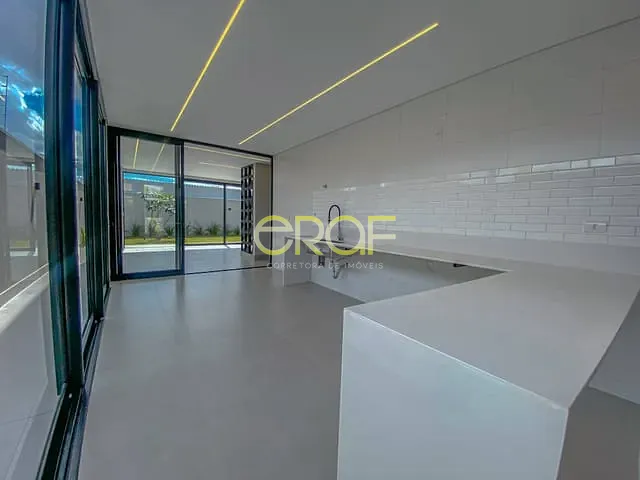 Sobrado com 300m² 4 quartos e 4 banheiros, à venda, no bairro Parque Laguna II em Formosa