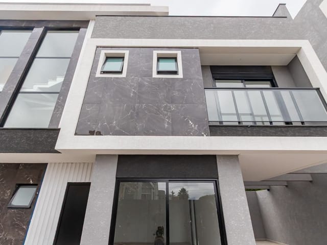 Sobrado com 103m² 3 quartos e 3 banheiros, à venda, no bairro Vista Alegre em Curitiba