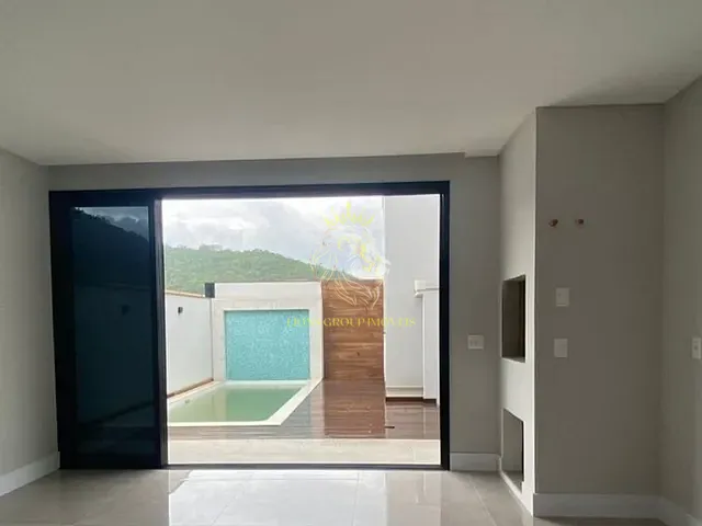 Sobrado 4 quartos e 4 banheiros, à venda, no bairro São Francisco de Assis em Camboriú