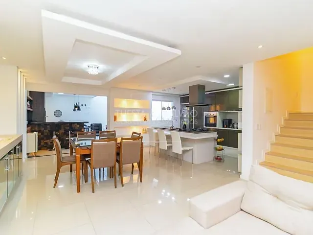 Sobrado com 212m² 3 quartos e 4 banheiros, à venda, no bairro Boqueirão em Curitiba