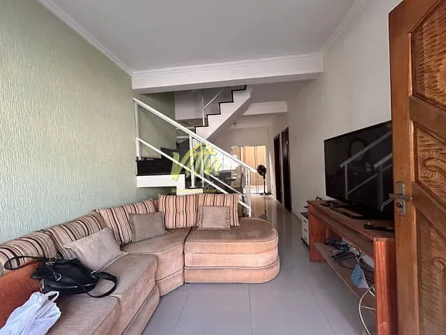Sobrado 3 quartos e 2 banheiros, à venda, no bairro Estação em Araucária