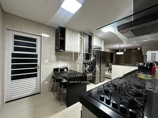 Sobrado com 250m² 4 quartos e 4 banheiros, à venda, no bairro Jardim Dona Regina em Santa Bárbara D'Oeste