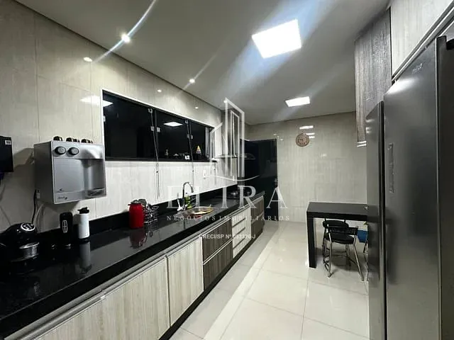 Sobrado com 250m² 4 quartos e 4 banheiros, à venda, no bairro Jardim Dona Regina em Santa Bárbara D'Oeste