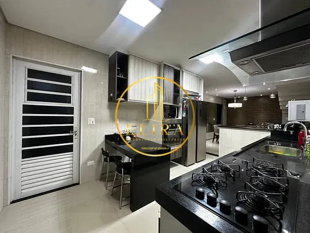 Sobrado com 250m² 4 quartos e 4 banheiros, à venda, no bairro Jardim Dona Regina em Santa Bárbara D'Oeste