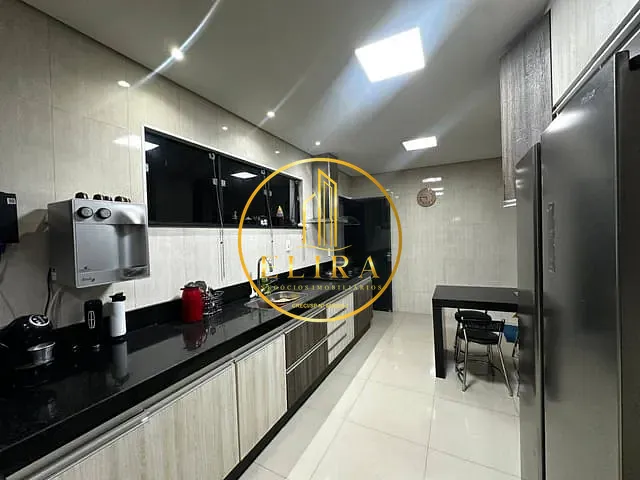 Sobrado com 250m² 4 quartos e 4 banheiros, à venda, no bairro Jardim Dona Regina em Santa Bárbara D'Oeste