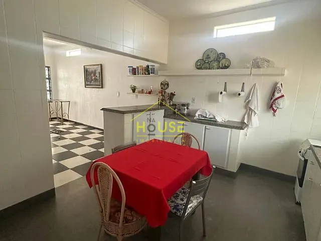 Sobrado 3 quartos e 4 banheiros, para alugar, no bairro Centro em Fernandópolis