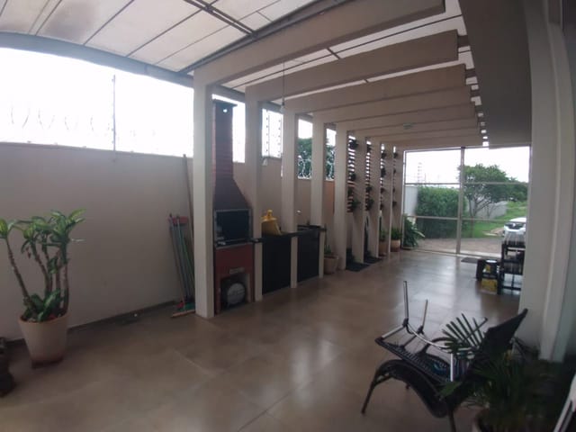 Sobrado com 241m² 3 quartos e 1 banheiro, à venda, no bairro Morada das Flores em Cambé