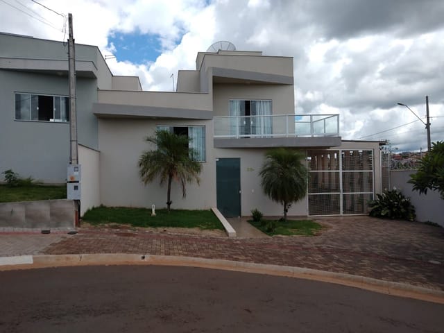 Sobrado com 241m² 3 quartos e 1 banheiro, à venda, no bairro Morada das Flores em Cambé