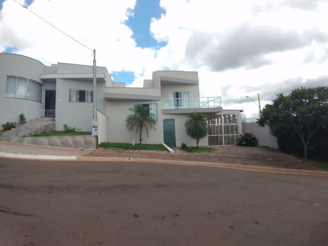 Sobrado com 241m² 3 quartos e 1 banheiro, à venda, no bairro Morada das Flores em Cambé