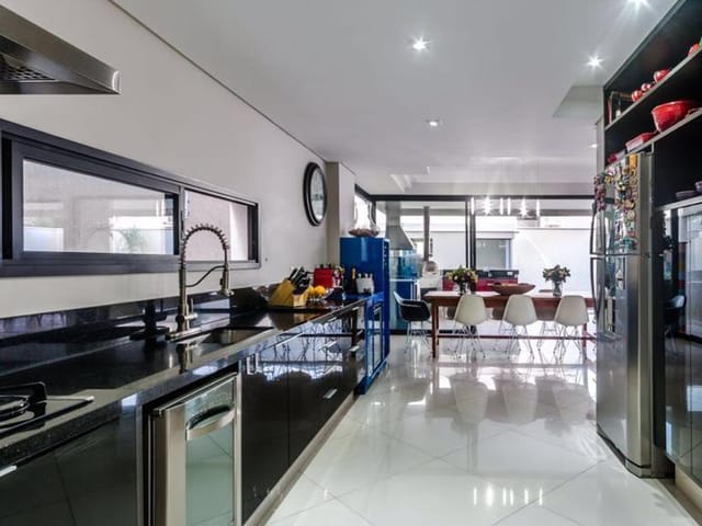 Sobrado com 332m² 3 quartos e 3 banheiros, à venda, no bairro Caminho Novo em Tremembé