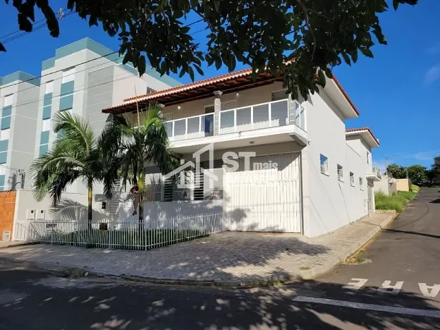 Sobrado com 300m² 4 quartos e 3 banheiros, à venda, no bairro Jardim Portal da Mantiqueira II em Andradas