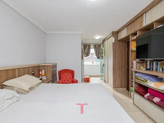 Sobrado com 465m² 4 quartos e 6 banheiros, à venda, no bairro Uberaba em Curitiba