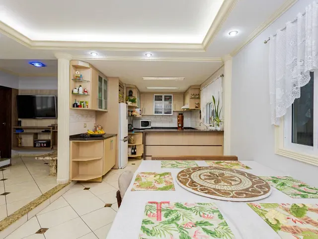 Sobrado com 465m² 4 quartos e 6 banheiros, à venda, no bairro Uberaba em Curitiba