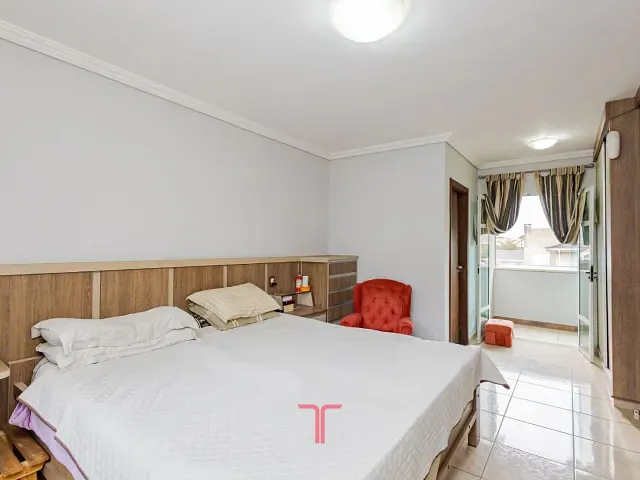 Sobrado com 465m² 4 quartos e 6 banheiros, à venda, no bairro Uberaba em Curitiba
