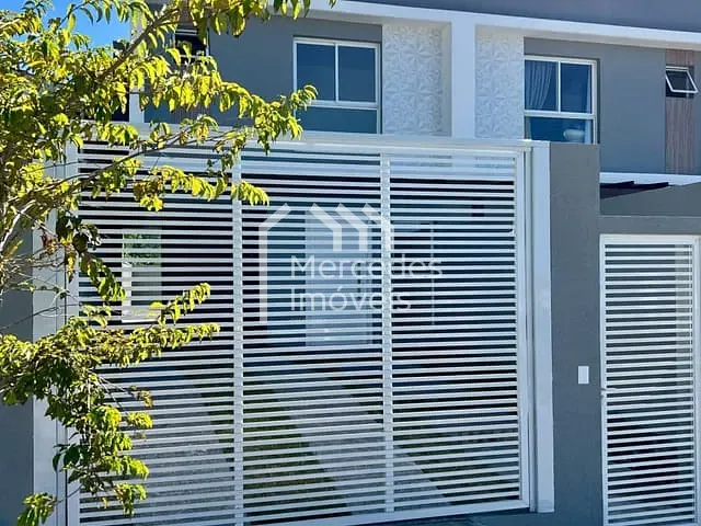 Sobrado com 159m² 3 quartos e 2 banheiros, à venda, no bairro Espinheiros em Itajaí