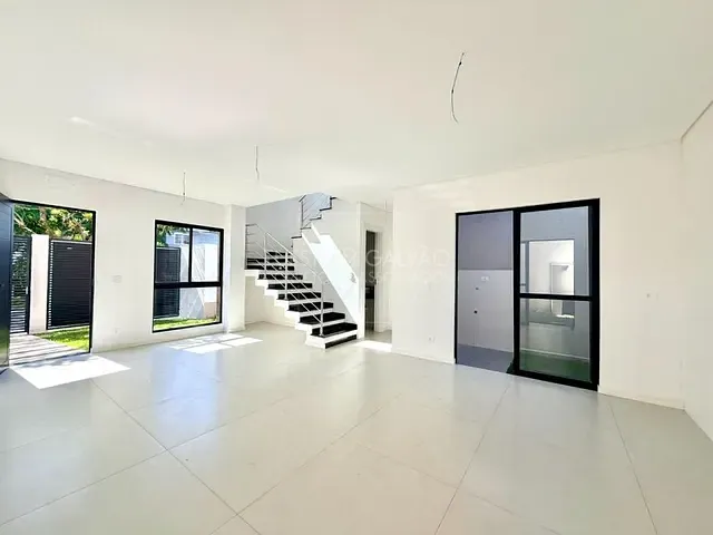 Sobrado com 266m² 3 quartos e 4 banheiros, à venda, no bairro Novo Mundo em Curitiba