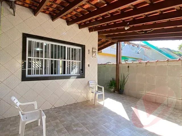 Sobrado com 150m² 3 quartos e 2 banheiros, à venda ou para alugar, no bairro Itaóca em Mongaguá