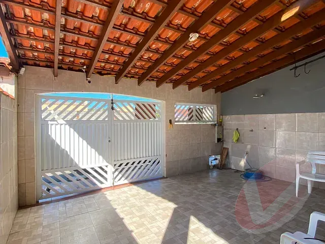 Sobrado com 150m² 3 quartos e 2 banheiros, à venda ou para alugar, no bairro Itaóca em Mongaguá