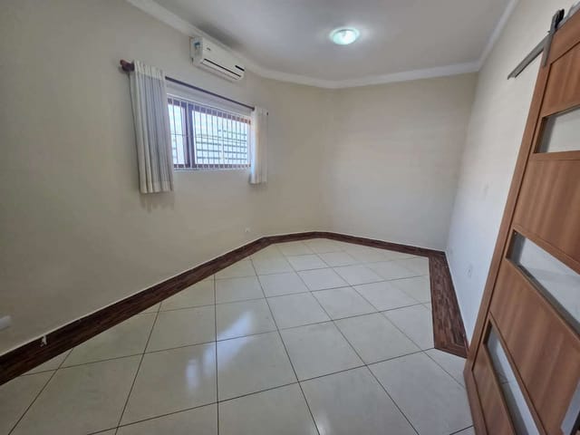 Sobrado com 230m² 4 quartos e 3 banheiros, à venda, no bairro Residencial Mombaça I em Pindamonhangaba