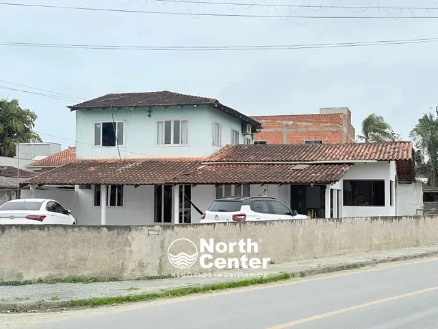 Sobrado com 357m² 3 quartos e 3 banheiros, à venda, no bairro Centro em Balneário Barra do Sul