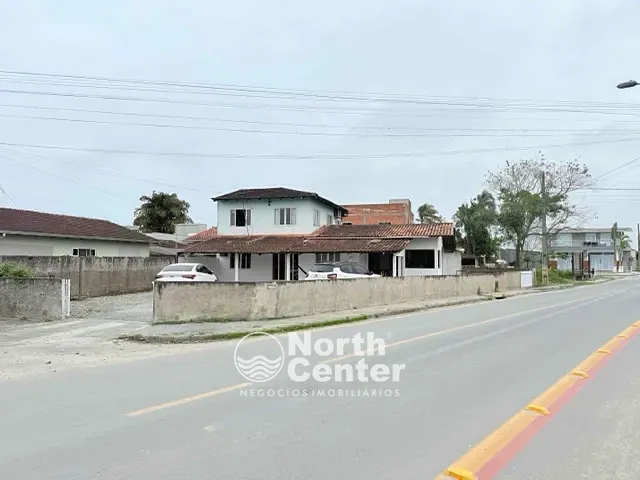 Sobrado com 357m² 3 quartos e 3 banheiros, à venda, no bairro Centro em Balneário Barra do Sul