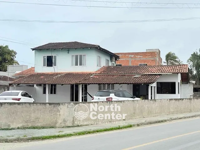 Sobrado com 357m² 3 quartos e 3 banheiros, à venda, no bairro Centro em Balneário Barra do Sul