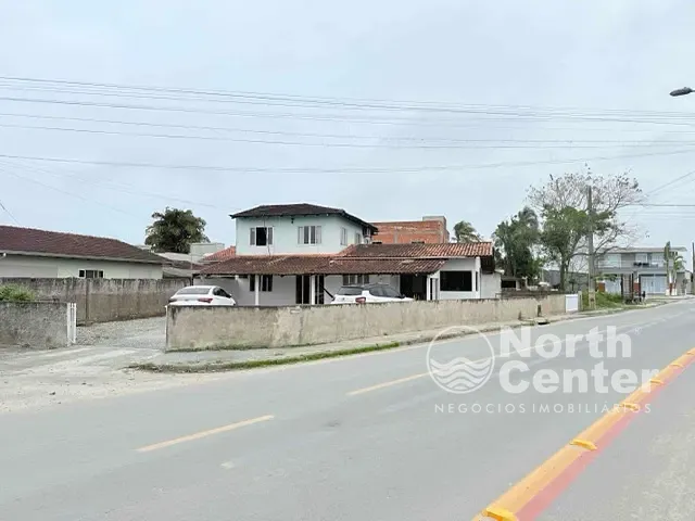 Sobrado com 357m² 3 quartos e 3 banheiros, à venda, no bairro Centro em Balneário Barra do Sul