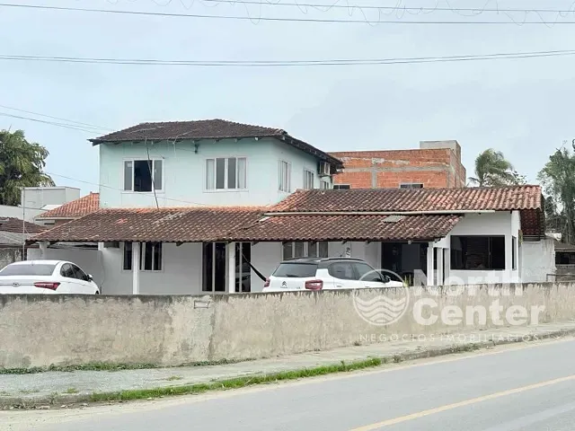 Sobrado com 357m² 3 quartos e 3 banheiros, à venda, no bairro Centro em Balneário Barra do Sul
