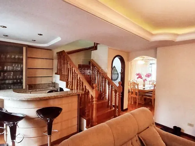 Sobrado com 219m² 4 quartos e 2 banheiros, à venda, no bairro Fazendinha em Curitiba
