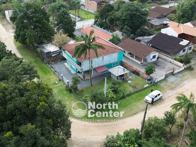 Sobrado com 494m² 7 quartos e 5 banheiros, à venda, no bairro Pinheiros em Balneário Barra do Sul