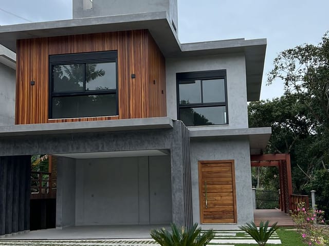 Sobrado com 393m² 3 quartos e 4 banheiros, à venda, no bairro Praia das Taquaras em Balneário Camboriú