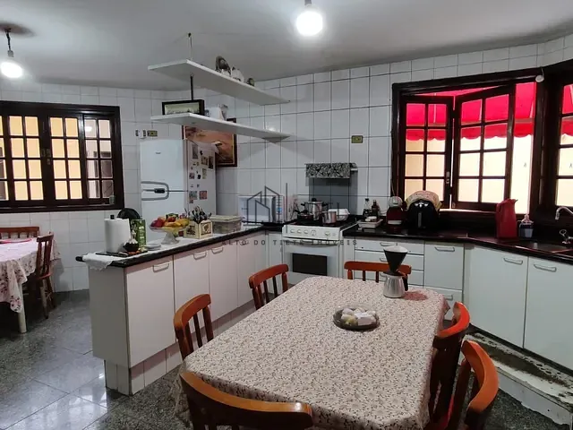 Casa com 300m², à venda, no bairro Centro em Suzano