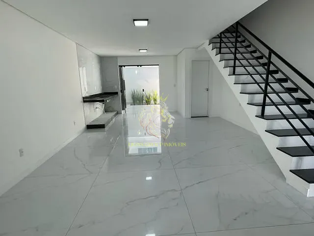 Sobrado 3 quartos e 3 banheiros, à venda, no bairro Santa Regina em Camboriú