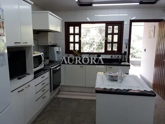 Sobrado com 500m² 5 quartos e 7 banheiros, à venda, no bairro Jardim Nova Londrina em Londrina