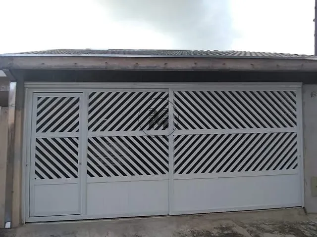 Sobrado 3 quartos e 2 banheiros, à venda, no bairro Jardim Oriente em São José dos Campos