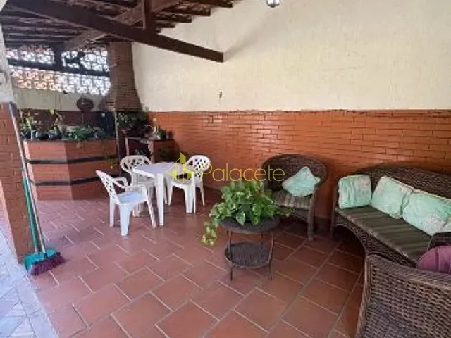 Sobrado com 330m² 4 quartos e 4 banheiros, à venda, no bairro TABAU em Pindamonhangaba