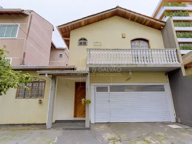 Sobrado com 301m² 3 quartos e 2 banheiros, à venda, no bairro Água Verde em Curitiba