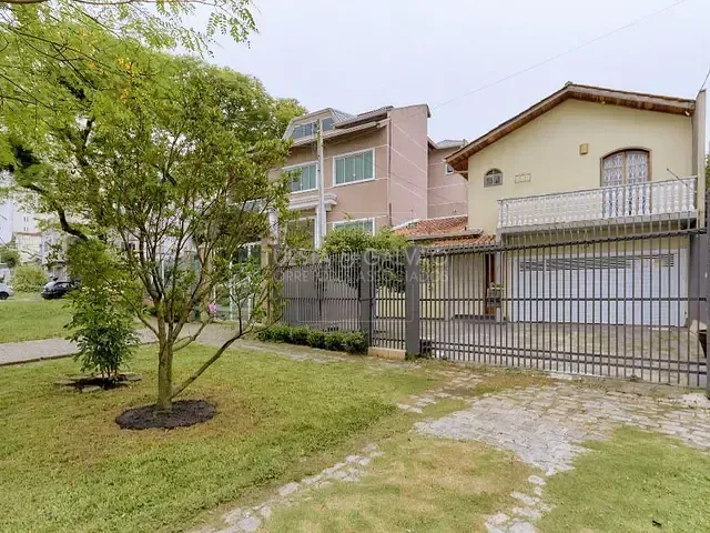 Sobrado com 301m² 3 quartos e 2 banheiros, à venda, no bairro Água Verde em Curitiba