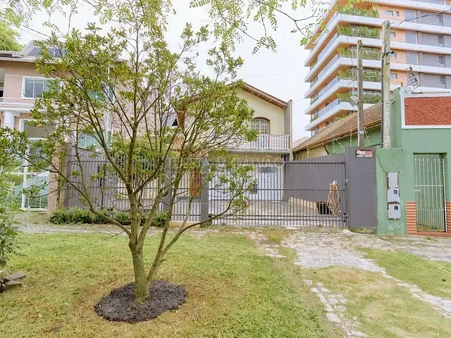 Sobrado com 301m² 3 quartos e 2 banheiros, à venda, no bairro Água Verde em Curitiba