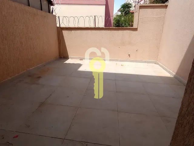 Sobrado 3 quartos e 3 banheiros, à venda ou para alugar, no bairro Jardim Rio das Pedras em Cotia