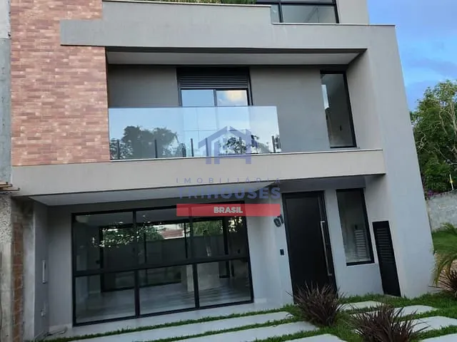 Sobrado 3 quartos e 4 banheiros, à venda, no bairro Pilarzinho em Curitiba