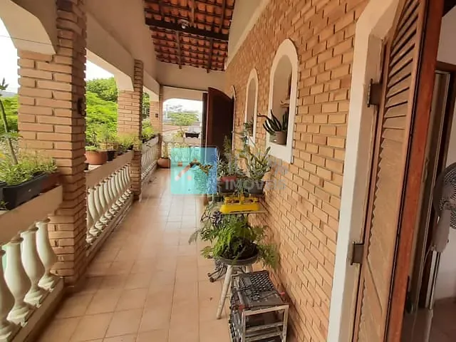 Sobrado com 300m² 4 quartos e 4 banheiros, à venda, no bairro Jardim Jaqueira em Caraguatatuba