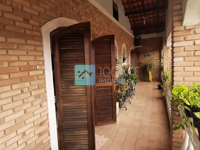 Sobrado com 300m² 4 quartos e 4 banheiros, à venda, no bairro Jardim Jaqueira em Caraguatatuba