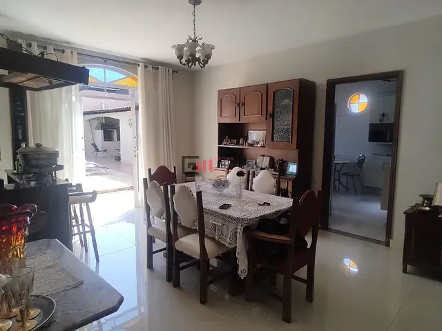 Sobrado com 420m² 6 quartos e 4 banheiros, à venda, no bairro Santos Dumont em Londrina