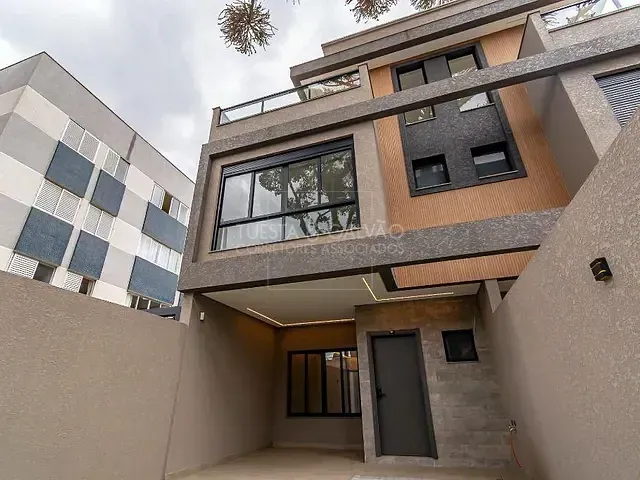 Sobrado com 150m² 3 quartos e 5 banheiros, à venda, no bairro Água Verde em Curitiba