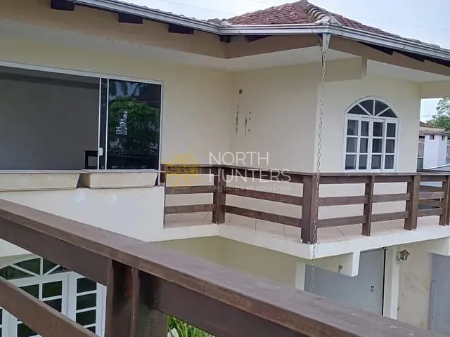 Sobrado com 412m² 3 quartos e 3 banheiros, à venda ou para alugar, no bairro Comasa em Joinville